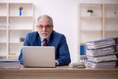 Eski çalışanım ve ofiste çok işim var.