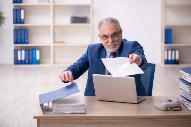 Eski çalışanım ve ofiste çok işim var.