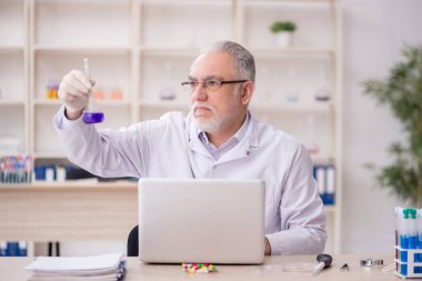 Laboratuvarda çalışan eski bir kimyager.