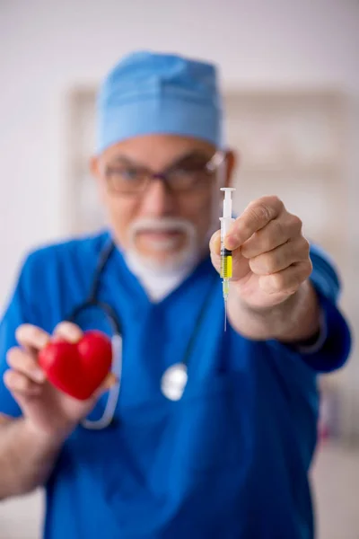 Vecchio Medico Cardiologo Che Lavora Clinica — Foto Stock