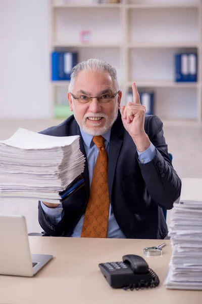 Old Male Employee Too Much Work Workplace — Photo