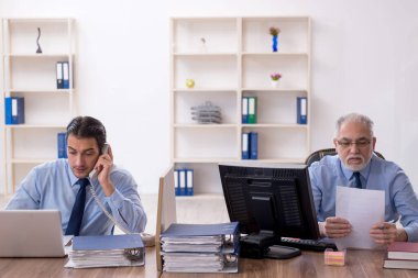 Ofiste çalışan iki meslektaşım.