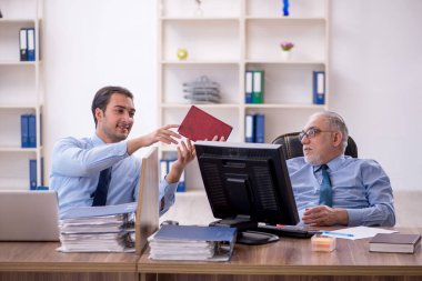 Ofiste çalışan iki meslektaşım.