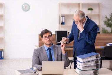 İş yerinde çalışan iki meslektaş