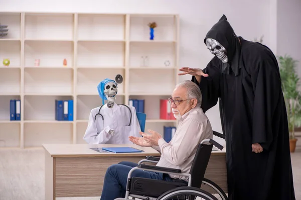 Viejo Paciente Masculino Silla Ruedas Visitando Dos Doctores Diabólicos — Foto de Stock