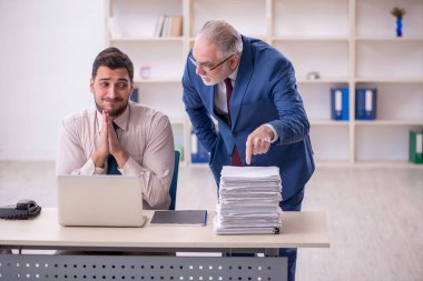 Kabadayılık kavramında yaşlı patron ve genç çalışan