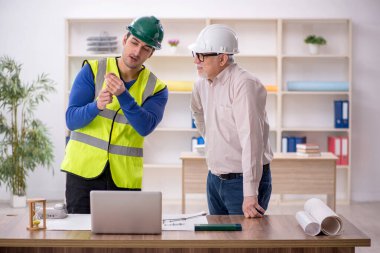 İki mimar proje üzerinde çalışıyor.