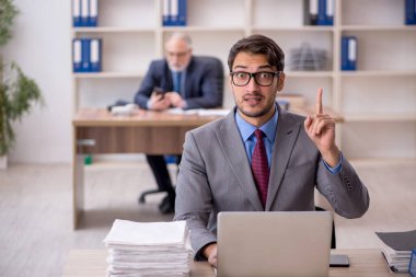 İş yerinde çalışan iki erkek arkadaş.