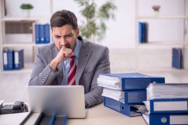 Ofiste çalışan genç işadamı.