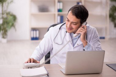 Teletıp konseptinde genç doktor