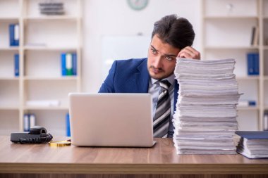 Genç işadamı işyerinde aşırı çalışmaktan memnun değil.