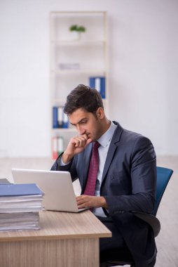 İş yerinde çalışan genç bir işadamı