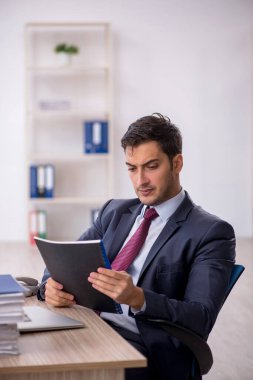 İş yerinde çalışan genç bir işadamı