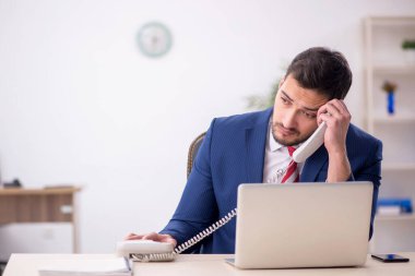 Ofiste çalışan genç işadamı.