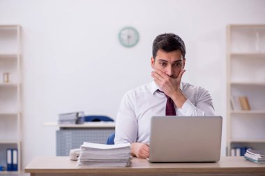 Ofiste çalışan genç işadamı.