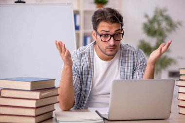 Sınıfta sınava hazırlanan genç bir öğrenci.