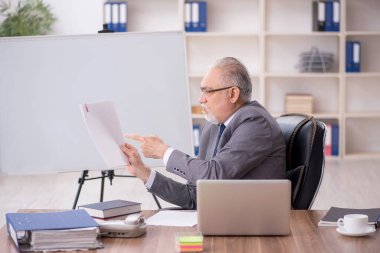 İş yerinde çalışan eski bir işadamı