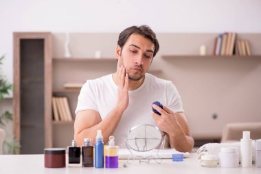 genç adam, evde tıraş