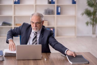 İş yerinde çalışan eski bir işadamı