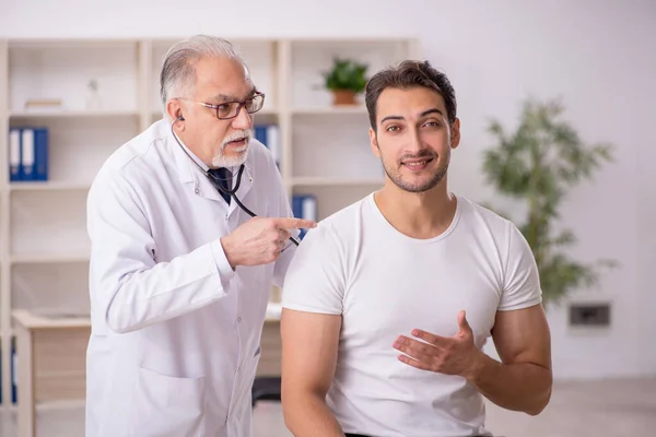 Ung Patient Besöker Gammal Manlig Läkare — Stockfoto