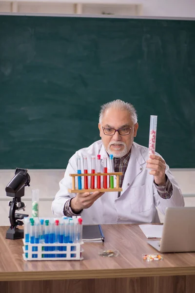 Old Teacher Chemist Sitting Classroom — Stock Photo, Image