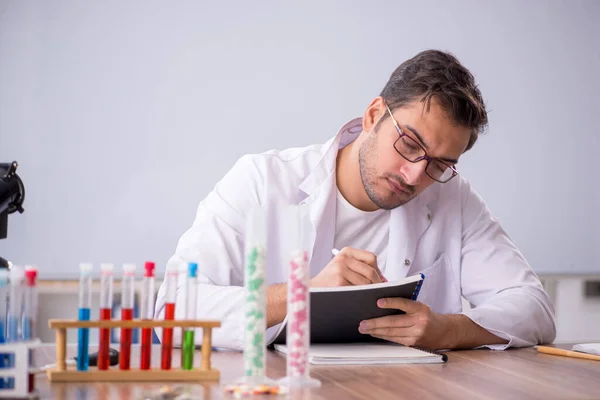 Young Chemist Front White Board — Foto Stock