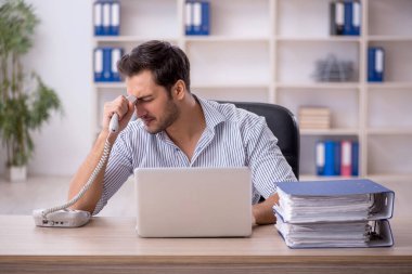 İş yerinde çalışan genç bir işadamı