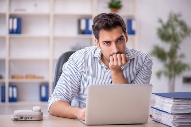 İş yerinde çalışan genç bir işadamı