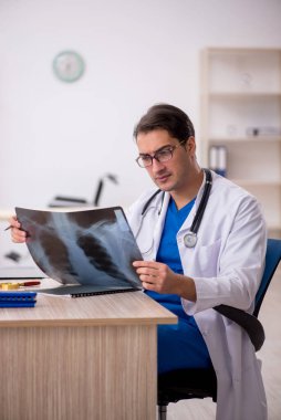 Klinikte çalışan genç bir radyolog.