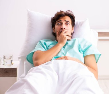 Hastanede kalan yakışıklı genç adam.