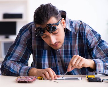 Genç yakışıklı teknisyen cep telefonu tamir