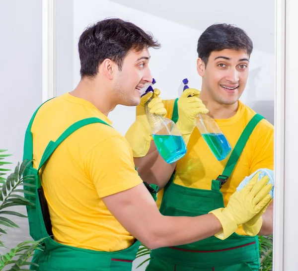 Die Professionelle Reinigungsfirma Die Hause Arbeitet — Stockfoto