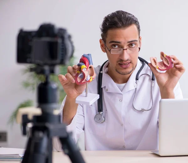 若い男性医師の心臓科医は 彼のブログのためのビデオを記録 — ストック写真