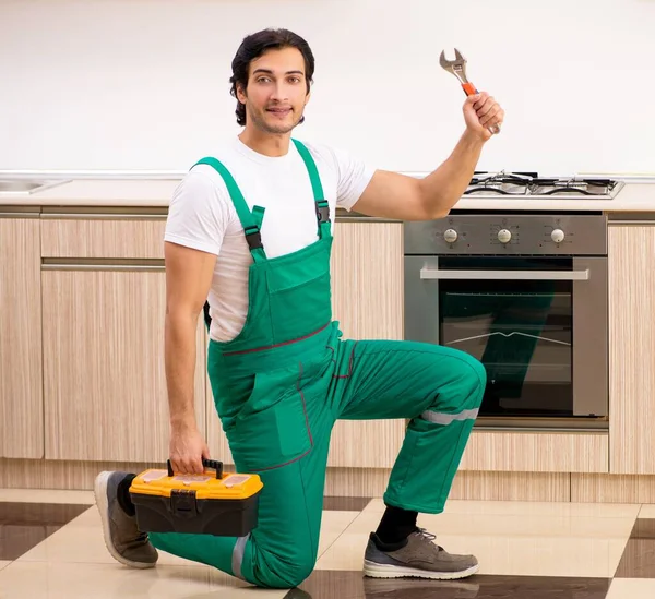 Empreiteiro Jovem Que Repara Forno Cozinha — Fotografia de Stock