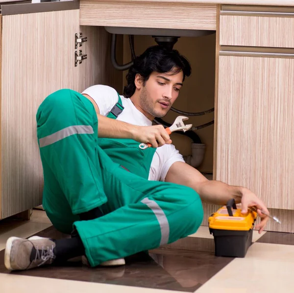 Der Junge Klempner Repariert Waschbecken Der Küche — Stockfoto