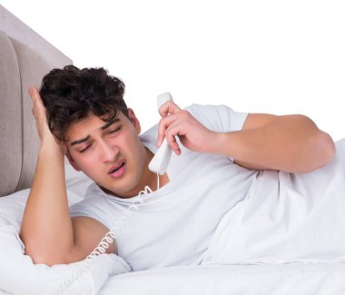 Yatakta uykusuzluk çeken adam.
