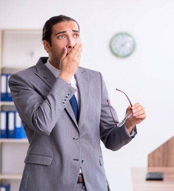 Ofisteki mutsuz erkek işadamı.