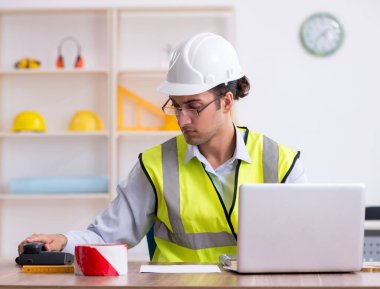 Ofiste çalışan genç erkek mimar.