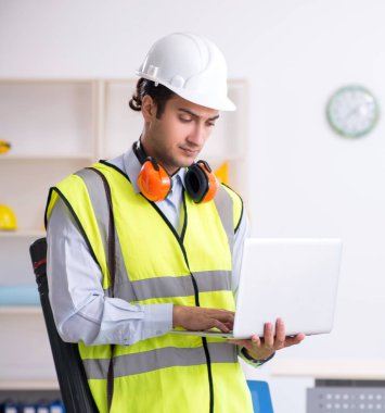 Ofiste çalışan genç erkek mimar.