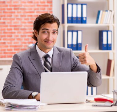 Ofiste çalışan genç işadamı.