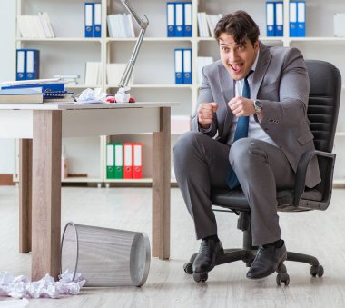 İş adamı işte ara verirken eğleniyor.