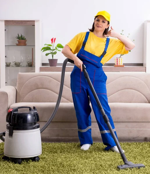 Velha Empreiteira Fazendo Trabalhos Domésticos — Fotografia de Stock