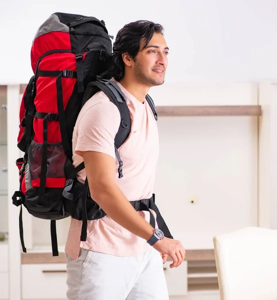 Joven Turista Masculino Preparándose Para Viaje Casa —  Fotos de Stock