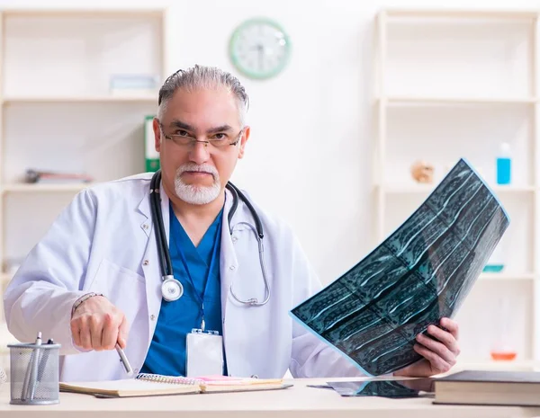 Old Male Doctor Working Clinic — Stock Photo, Image