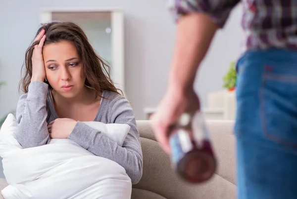 アルコール依存症の夫との家庭内暴力の概念 — ストック写真