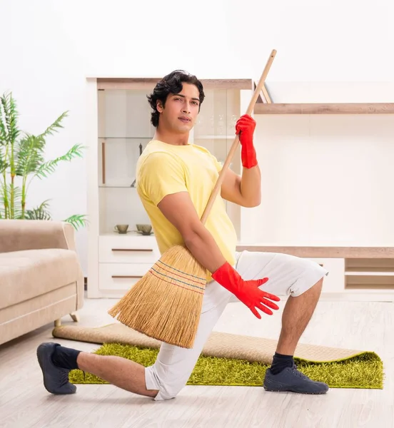 Der Junge Hübsche Mann Bei Der Hausarbeit — Stockfoto