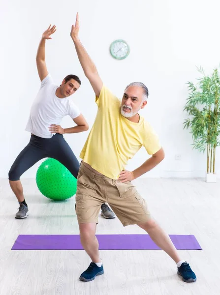 Yaşlı Adam Içeride Egzersiz Yapıyor — Stok fotoğraf