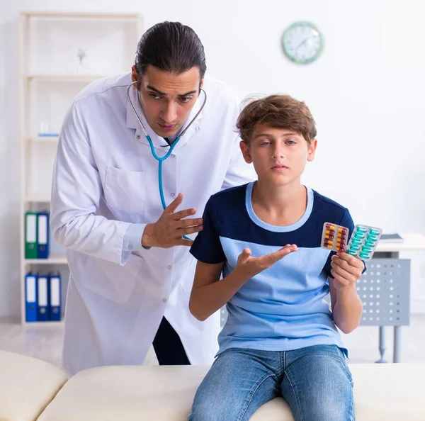 Genç Erkek Doktor Klinikteki Çocuğu Muayene Ediyor — Stok fotoğraf