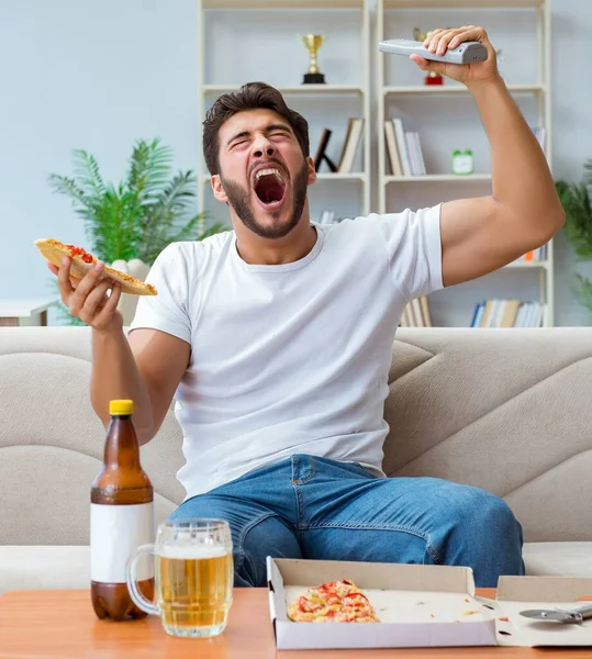 Mężczyzna Jedzący Pizzę Wynos Domu Relaksujący Odpoczynek — Zdjęcie stockowe