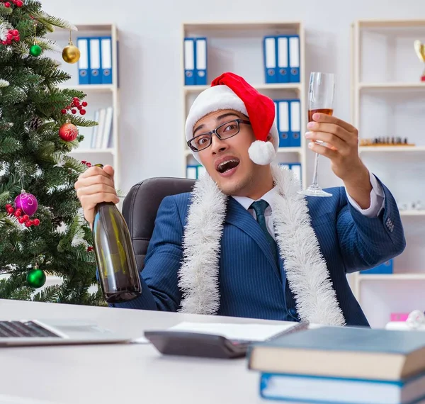 Biznesmen Świętuje Święta Bożego Narodzenia Biurze — Zdjęcie stockowe